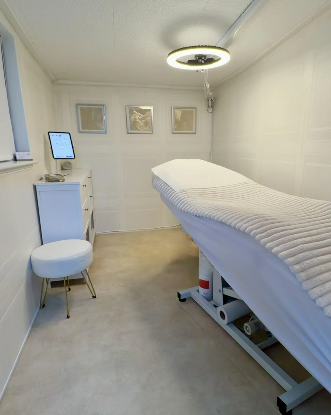 Bows Beauty & Aesthetics private studio room